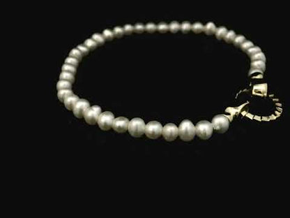 Rotating video showing the jewelry item