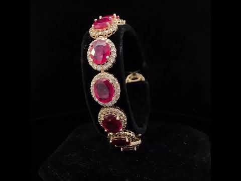 Rotating video showing the jewelry item