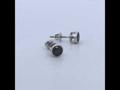 Rotating video showing the jewelry item