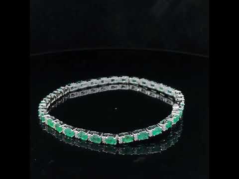 Rotating video showing the jewelry item
