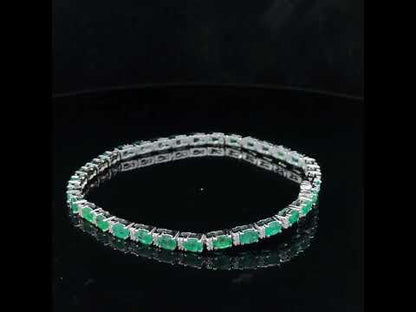 Rotating video showing the jewelry item