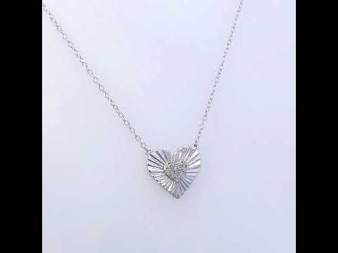 Rotating video showing the jewelry item