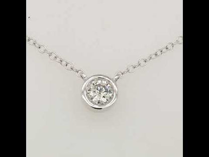 Rotating video showing the jewelry item