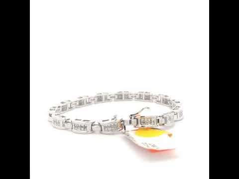 Rotating video showing the jewelry item