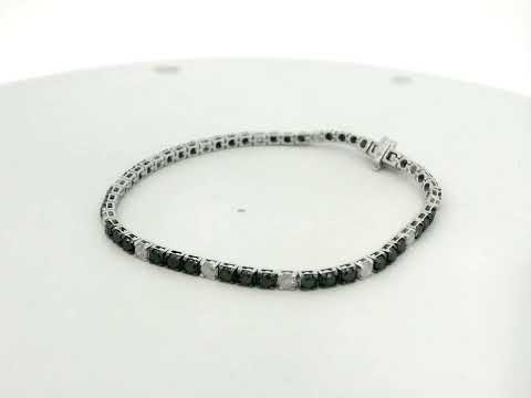 Rotating video showing the jewelry item