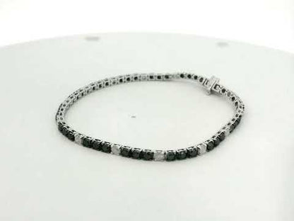 Rotating video showing the jewelry item
