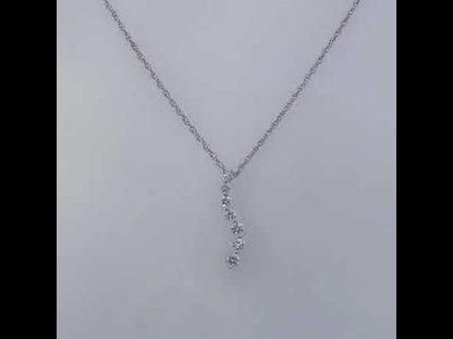 Rotating video showing the jewelry item