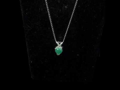 Rotating video showing the jewelry item