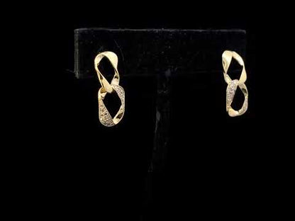 Rotating video showing the jewelry item