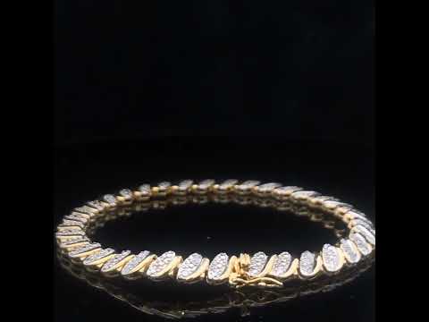 Rotating video showing the jewelry item