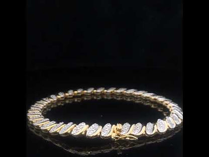 Rotating video showing the jewelry item