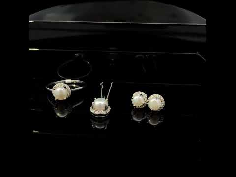 Rotating video showing the jewelry item
