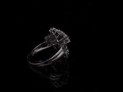 Rotating video showing the jewelry item