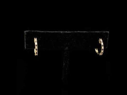 Rotating video showing the jewelry item