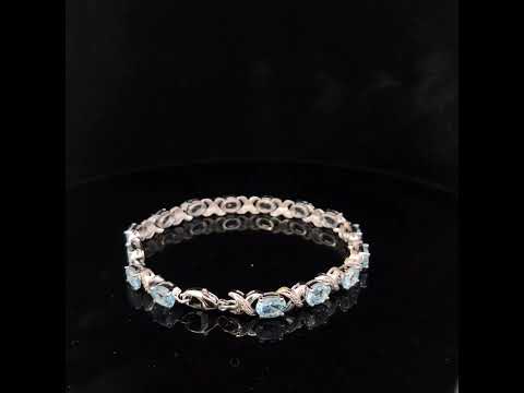 Rotating video showing the jewelry item