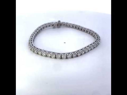 Rotating video showing the jewelry item