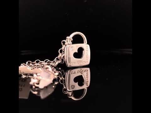 Rotating video showing the jewelry item