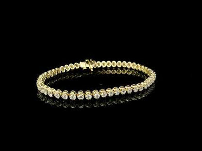 Rotating video showing the jewelry item