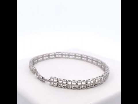 Rotating video showing the jewelry item