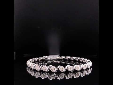 Rotating video showing the jewelry item