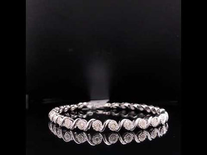 Rotating video showing the jewelry item