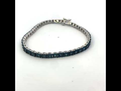 Rotating video showing the jewelry item