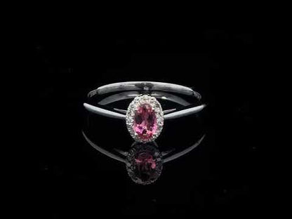 Rotating video showing the jewelry item