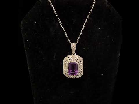 Rotating video showing the jewelry item