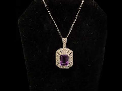Rotating video showing the jewelry item