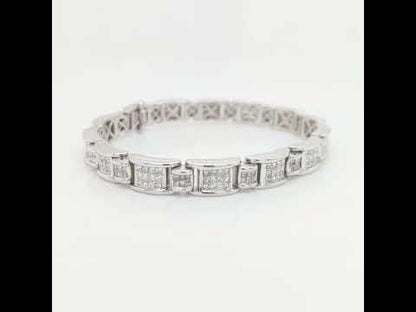 Rotating video showing the jewelry item