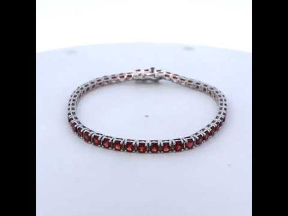 Rotating video showing the jewelry item