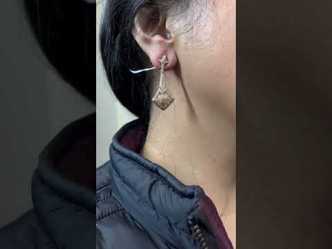 Rotating video showing the jewelry item