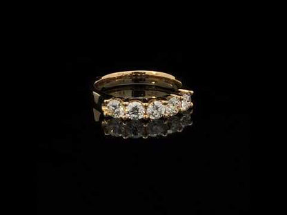 Rotating video showing the jewelry item