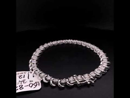 Rotating video showing the jewelry item