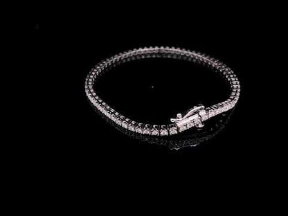 Rotating video showing the jewelry item