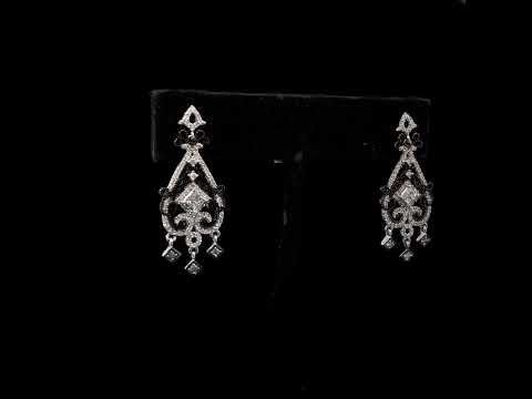 Rotating video showing the jewelry item