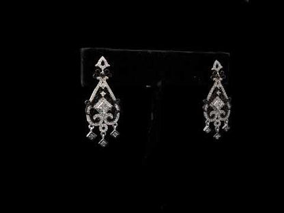 Rotating video showing the jewelry item