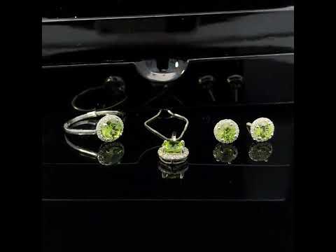 Rotating video showing the jewelry item