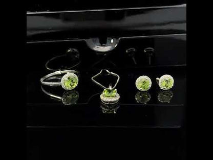 Rotating video showing the jewelry item