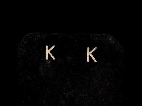 Rotating video showing the jewelry item