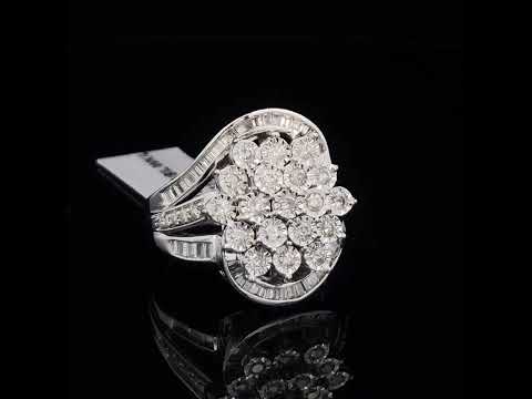 Rotating video showing the jewelry item