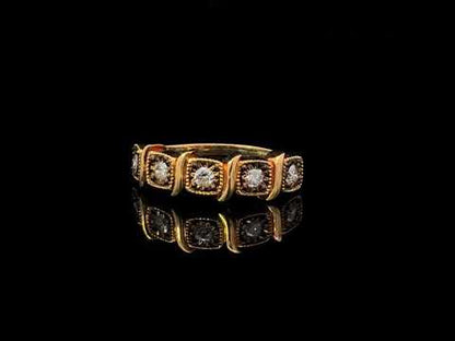 Rotating video showing the jewelry item