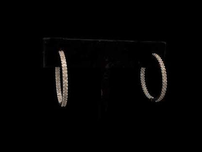 Rotating video showing the jewelry item