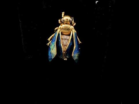 Rotating video showing the jewelry item