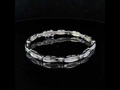 Rotating video showing the jewelry item