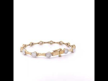 Rotating video showing the jewelry item