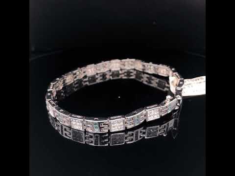 Rotating video showing the jewelry item