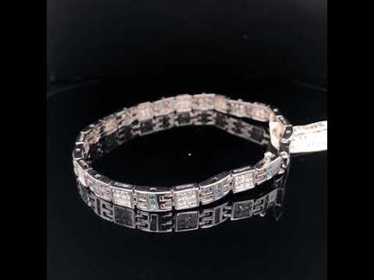 Rotating video showing the jewelry item