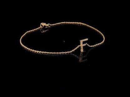 Rotating video showing the jewelry item