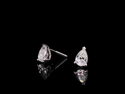 Rotating video showing the jewelry item